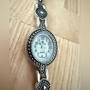 Bella and rose ladies oval silver tone watch NEW BATTERY